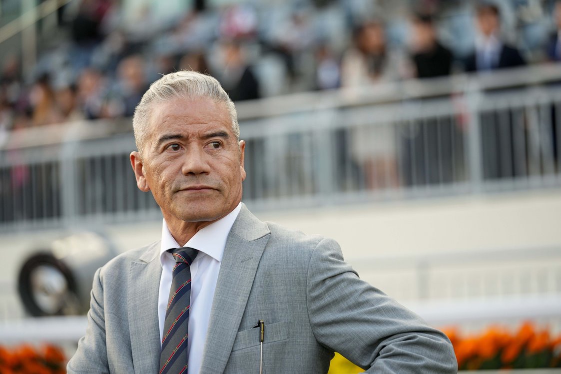 Hong Kong trainer Tony Cruz pictured at Sha Tin Racecourse, overseeing morning trackwork ahead of the Queen Mother Memorial Cup, where he will saddle three contenders—La City Blanche, Five G Patch, and Winning Dragon—in pursuit of a record-extending sixth win in the staying feature.