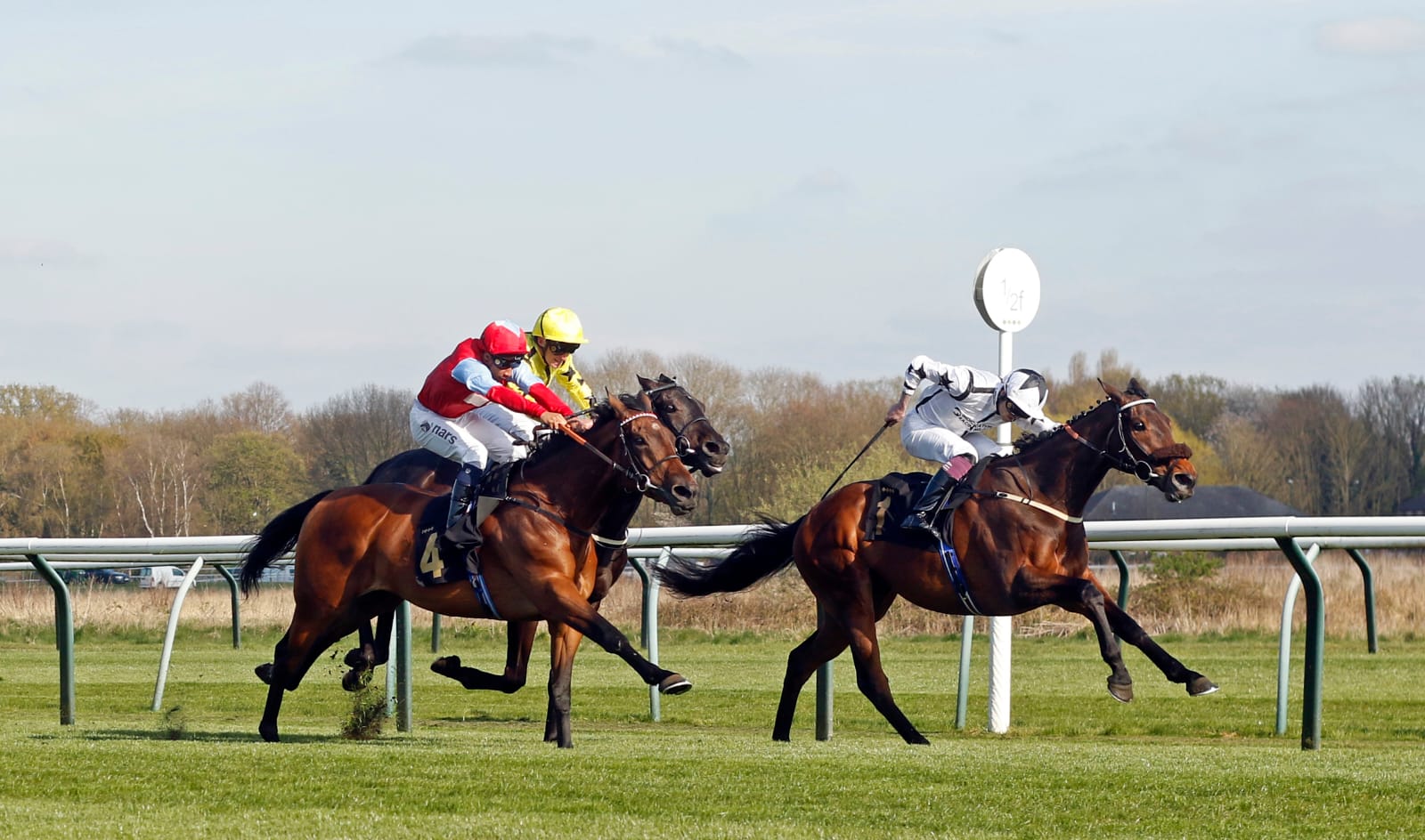 A stylish crowd enjoying races at Nottingham Racecourse during Ladies’ Day 2025 with fashionable outfits and vibrant atmosphere.