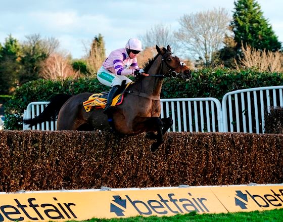 Trawlerman crosses the finish line first at Sandown Park, with jockey William Buick aboard, securing a decisive victory in the Henry II Stakes.
