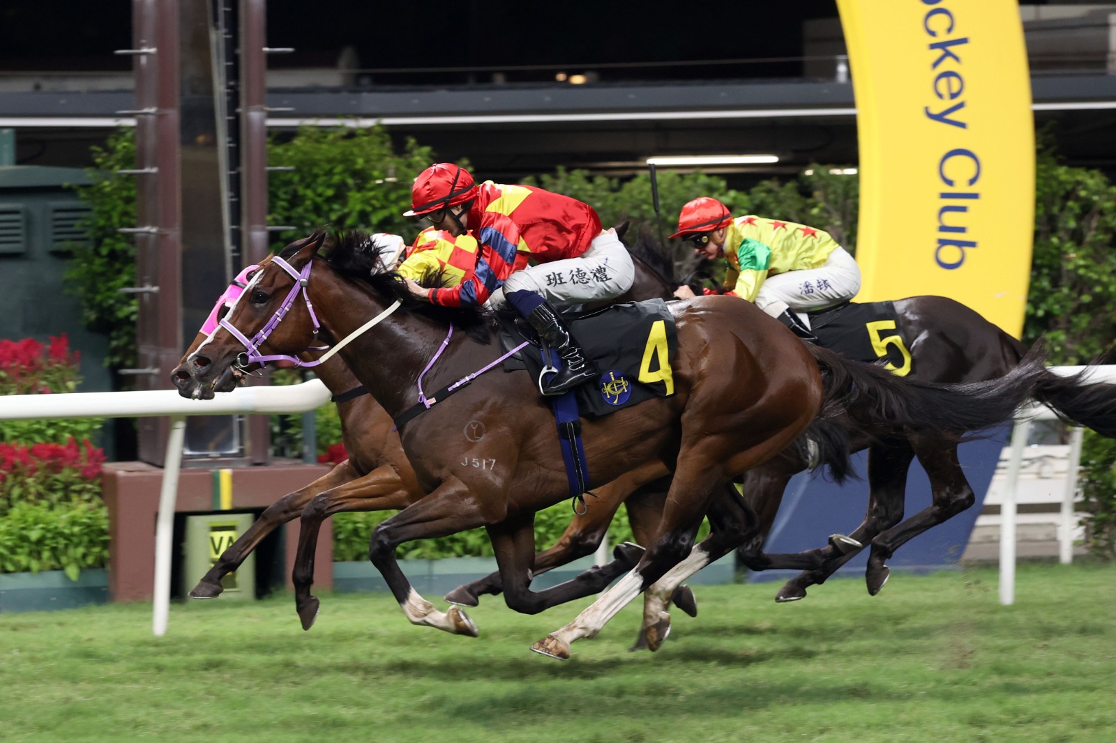 Hong Lok Golf wins at Happy Valley under jockey Harry Bentley during the Cheung Sha Handicap on June 11, 2025.