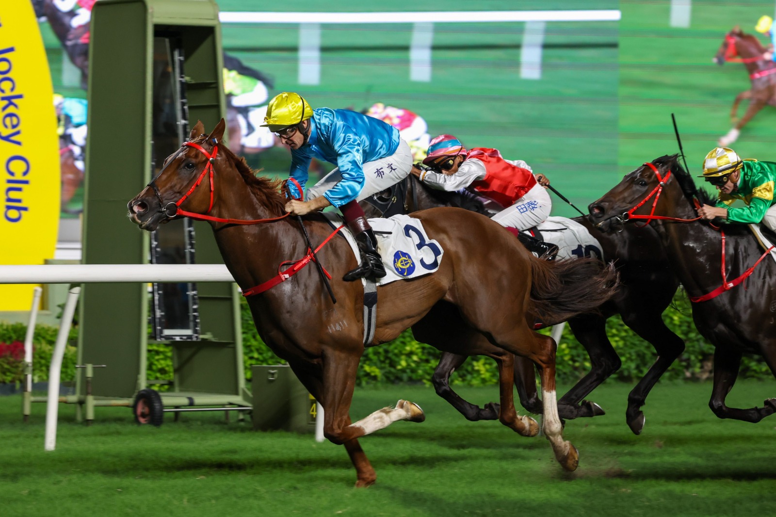 Wunderbar storms down the Sha Tin straight under Hugh Bowman to win the HKU Business School Handicap, boosting trainer John Size’s title hopes.