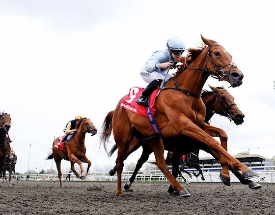 Horses racing under floodlights at Kempton Park