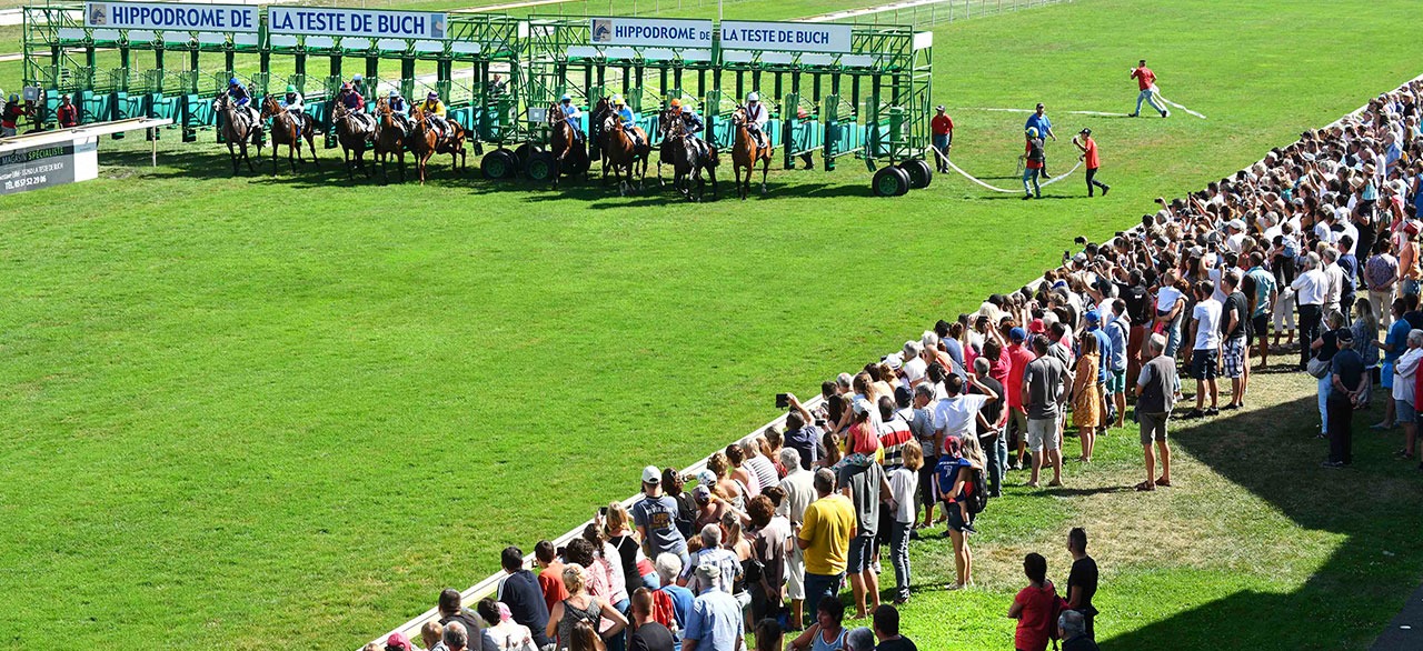 Horses and jockeys ready for the French Arabian Breeders’ Challenge at LA Teste-de-Buch Racecourse