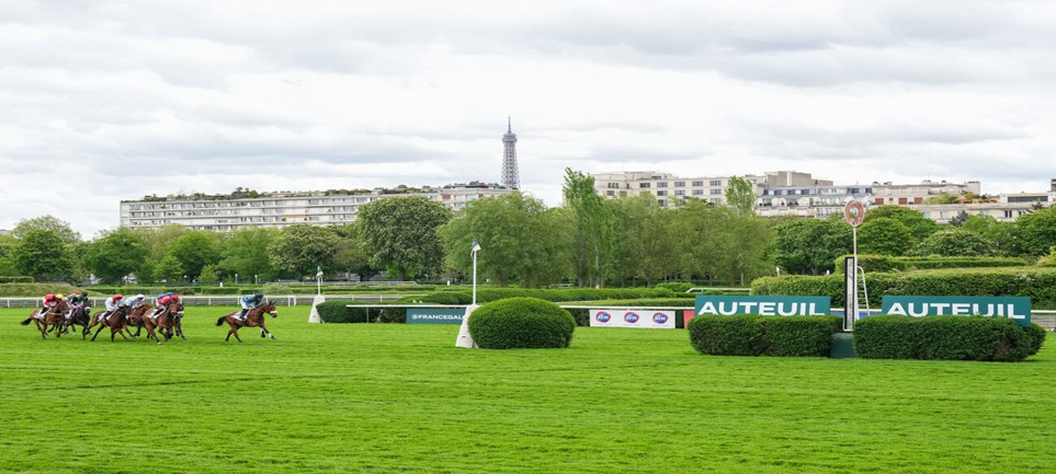 Hippodrome d’Auteuil jumps race action, September 2025