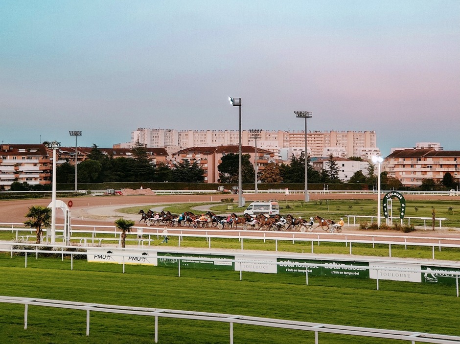 Twilight horse racing action at Hippodrome de Toulouse, 17 September