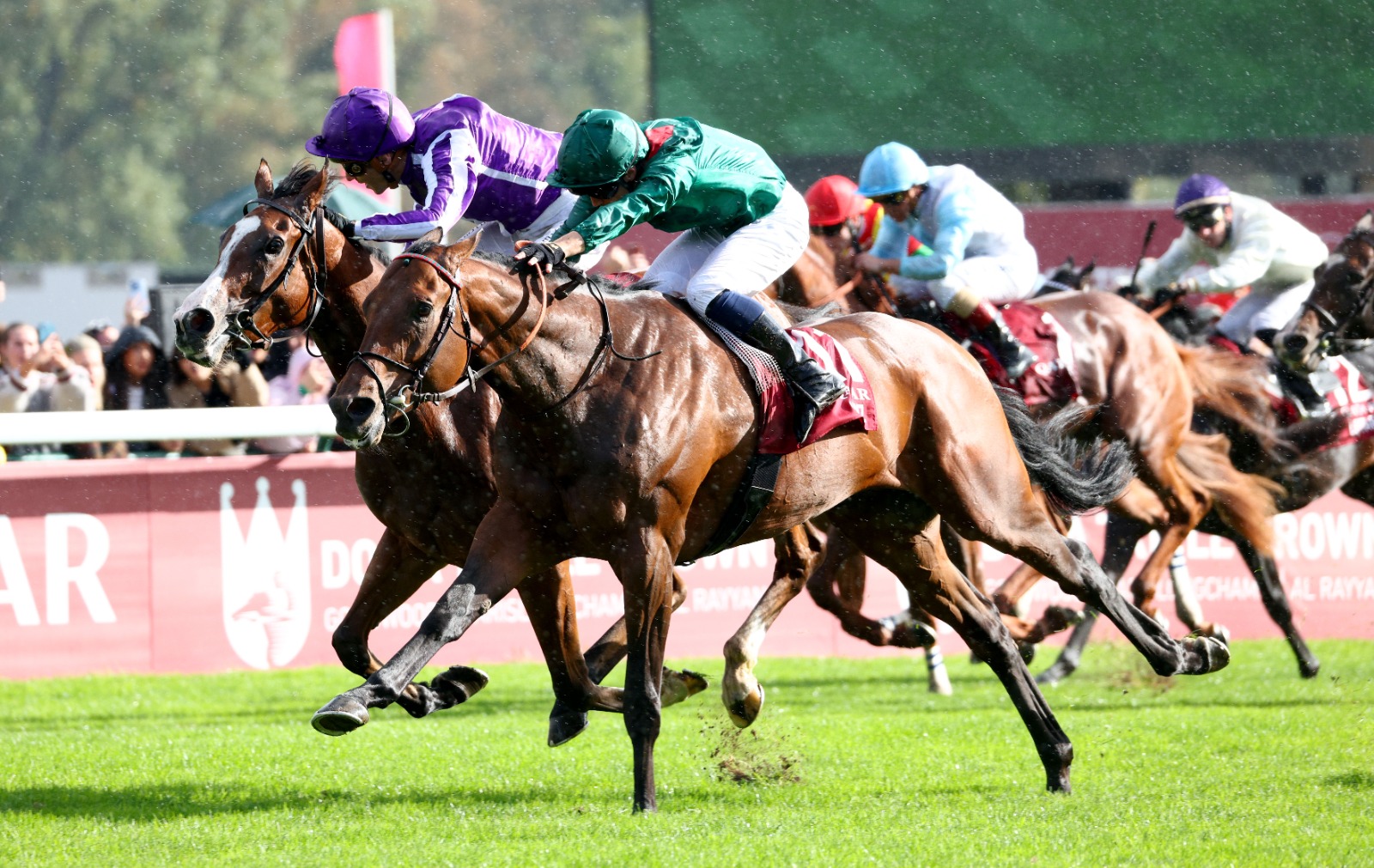 Daryz wins Qatar Prix de l’Arc de Triomphe 2025 at ParisLongchamp under Mickael Barzalona for Aga Khan Studs.