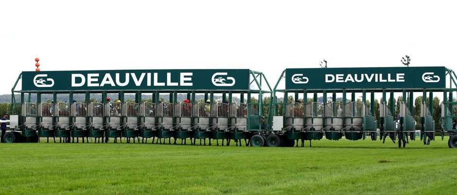Horses in action at Deauville-La Touques Racecourse during the October 20, 2025 autumn meeting
