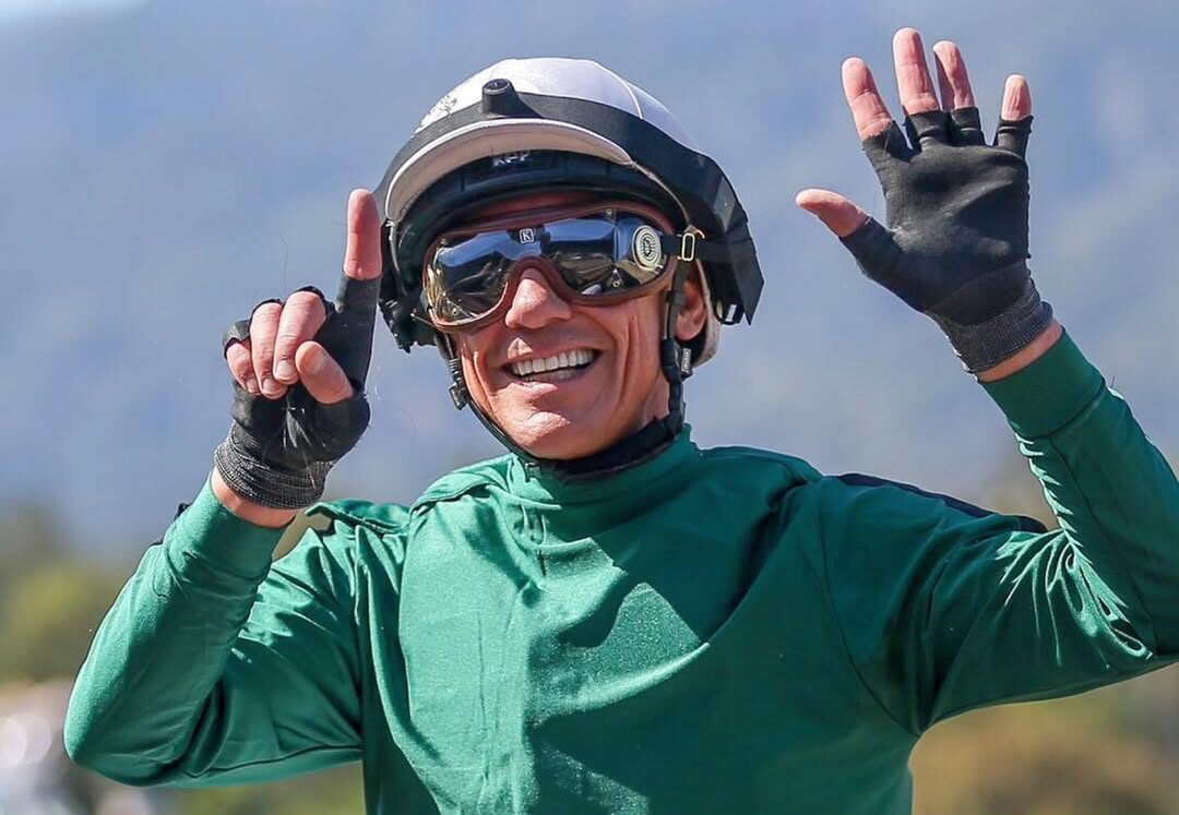 Frankie Dettori waves to fans after his final U.S. race at Del Mar.