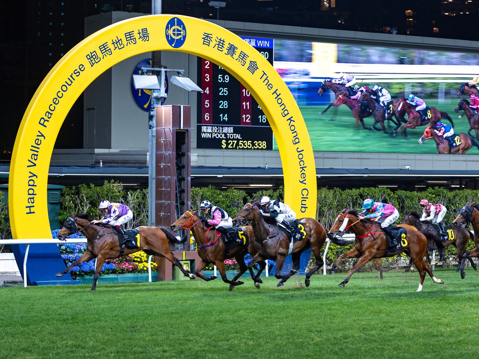 Shing Yip Handicap horse racing action at Happy Valley, Hong Kong, 12 November 2025