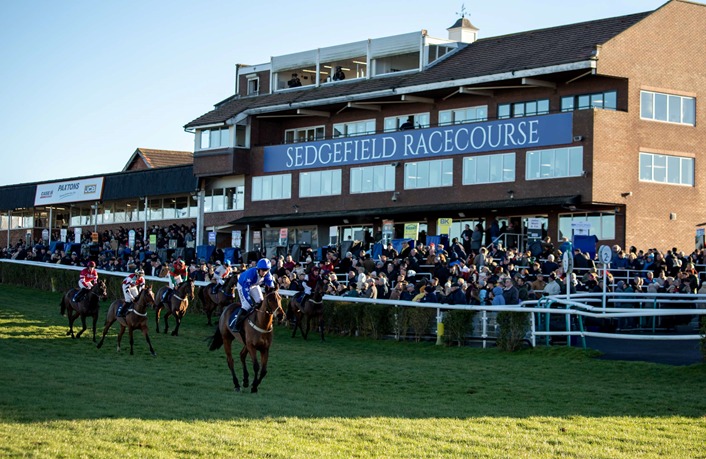 Sedgefield Race Preview – horses preparing at dawn