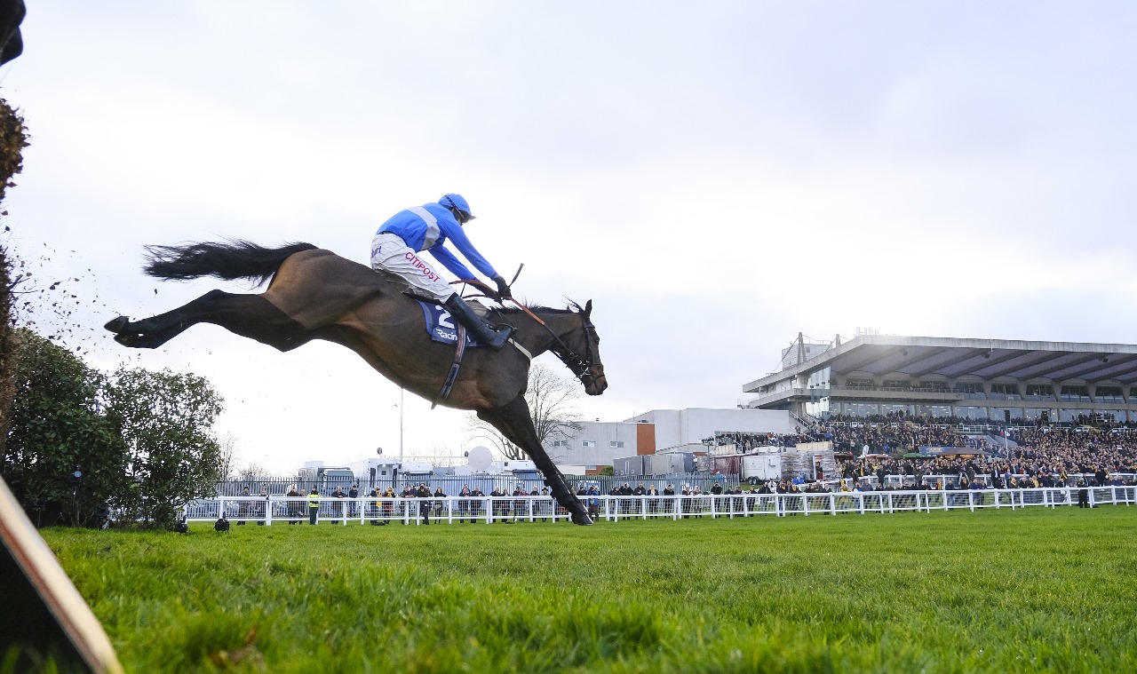 Lulamba winning the Henry VIII Novices’ Chase