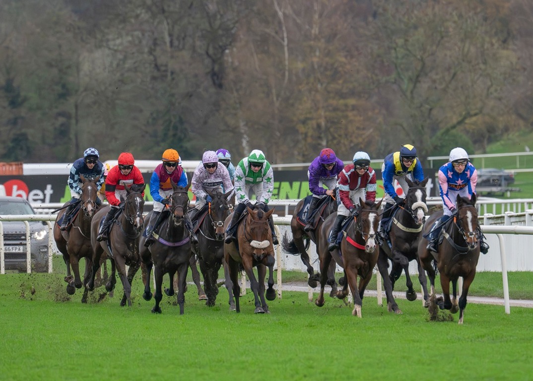 Uttoxeter racecards 19 December Horses Jumping Fences