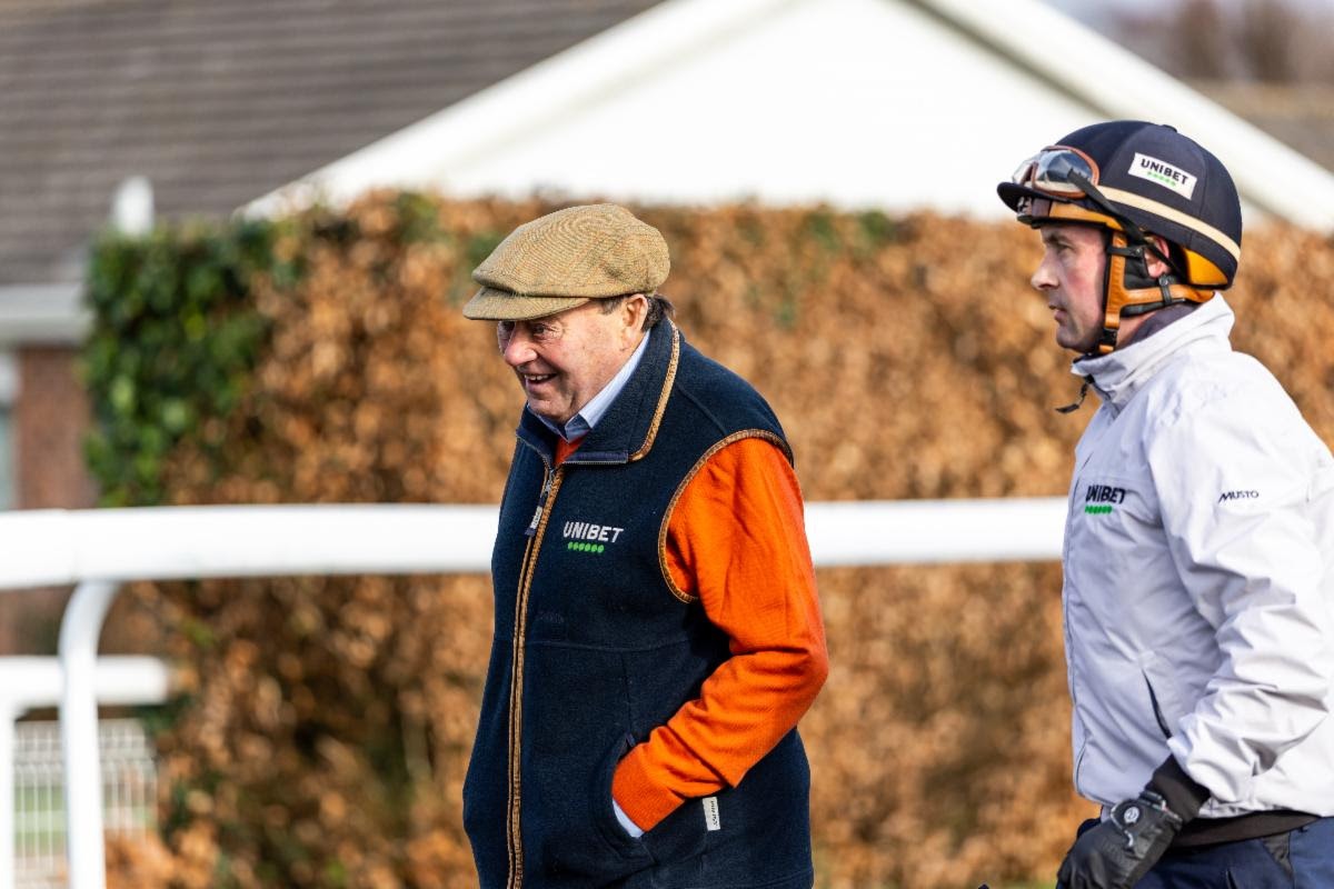 Nicky Henderson overseeing Cheltenham Festival contenders at Kempton Park