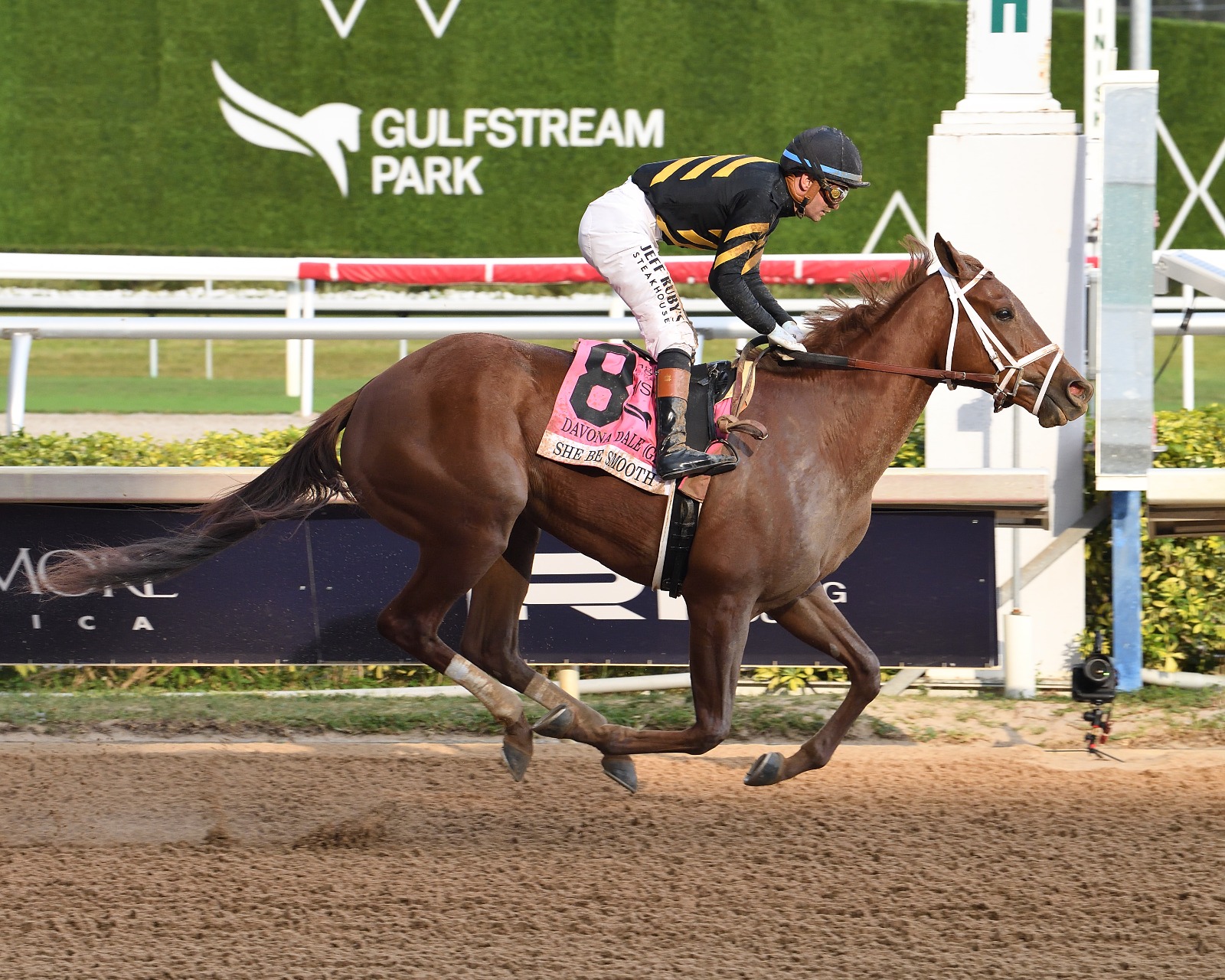 She Be Smooth surges clear in the Davona Dale at Gulfstream Park on the Kentucky Oaks trail