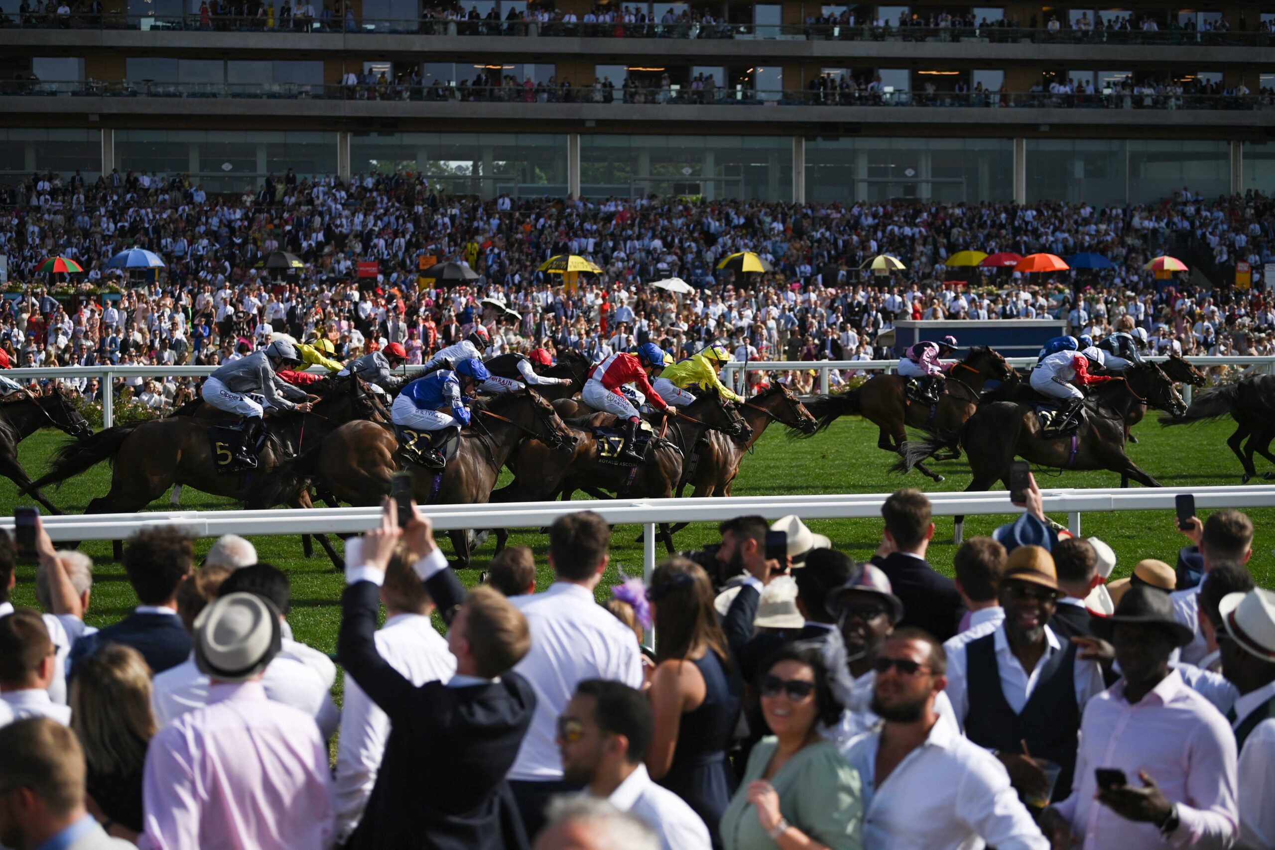 Doyen Quest winning Oaksey Chase at Sandown for Dan Skelton