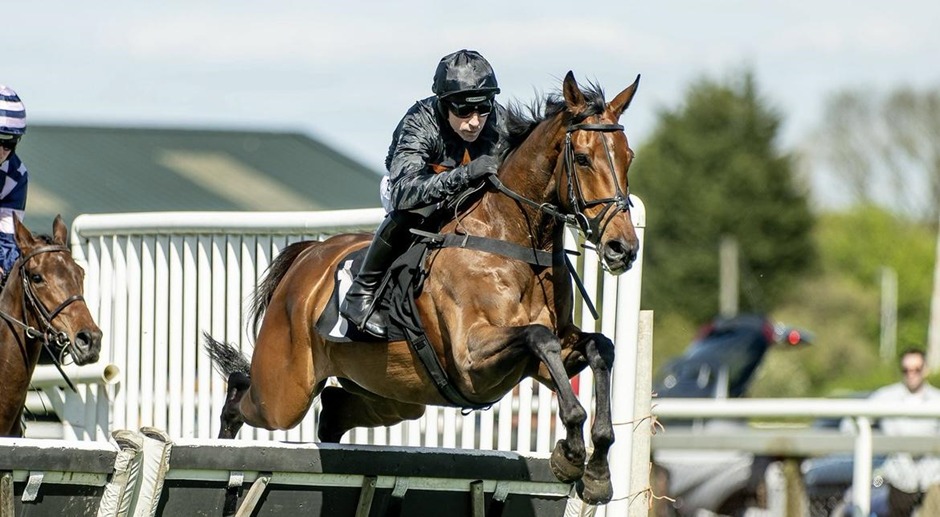 Plumpton racecards 19 April jump racing action at Plumpton Racecourse