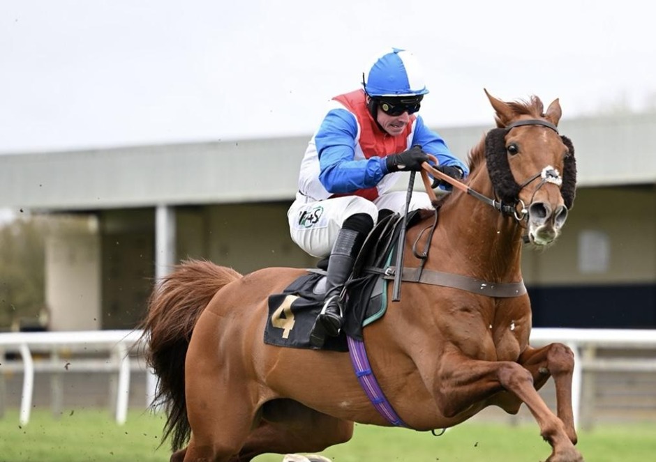Wincanton race results 1 april jump racing action at Wincanton Racecourse