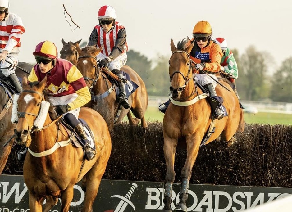 Fontwell racecards 8 April jump racing action at Fontwell Park Racecourse