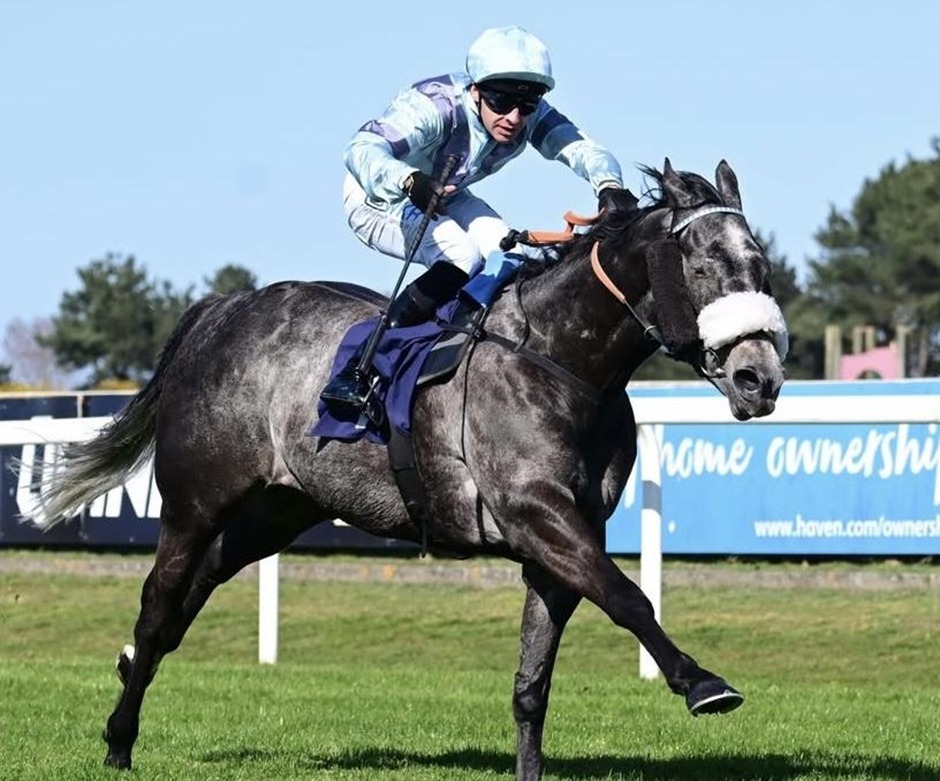 Great Yarmouth racecards 30 April flat racing action at Great Yarmouth Racecourse