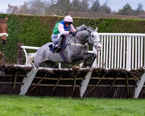 Hereford Race Results 5 May showing horses competing over fences during races