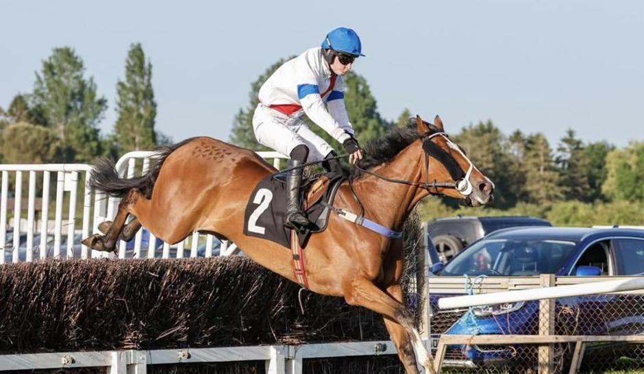 Plumpton race results 26 May Tuesday jump racing action at Plumpton Racecourse