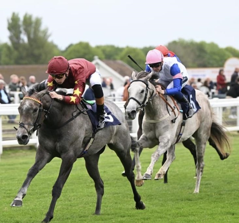 Great Yarmouth racecards 28 May Thursday flat turf racing action at Great Yarmouth Racecourse
