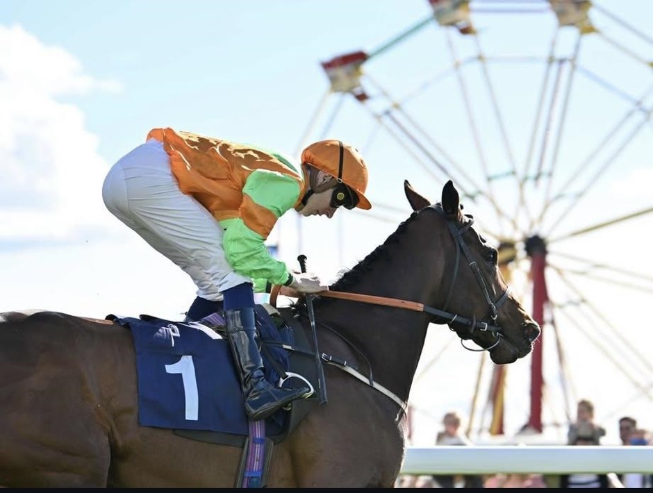 Windsor racecards 1 June Monday flat turf racing action at Windsor Racecourse